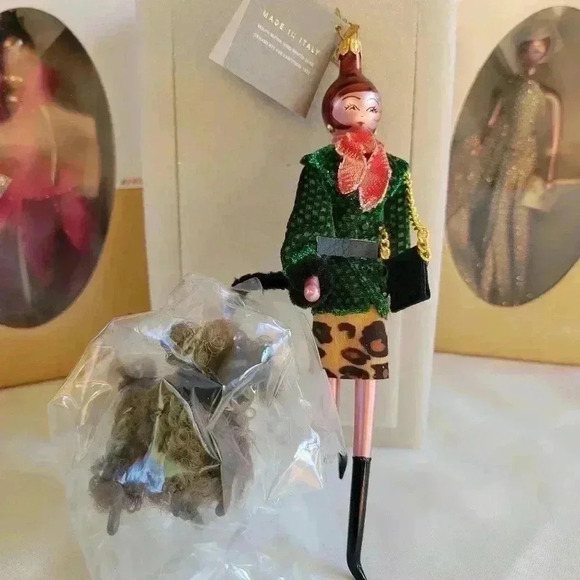 De Carlini-Lady in Green Jacket with Dog - Picture 2 of 3